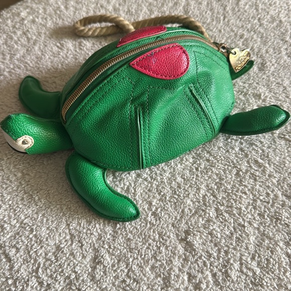 Betsey Johnson faux pebbled leather green zipper turtle wristlet. Rope strap. - Picture 7 of 12